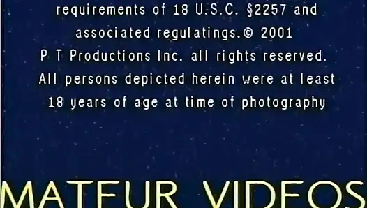 Verführerische blonde MILF strippt und fingert bis zum explosiven orgasmus