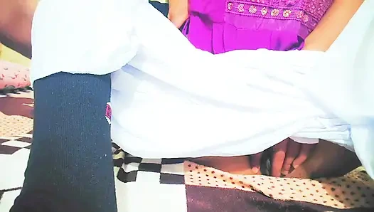 Aku minta dipijat sama adik tiriku yang baru di kamarku dan aku memeknya dipijat dengan #PornVideo 18+