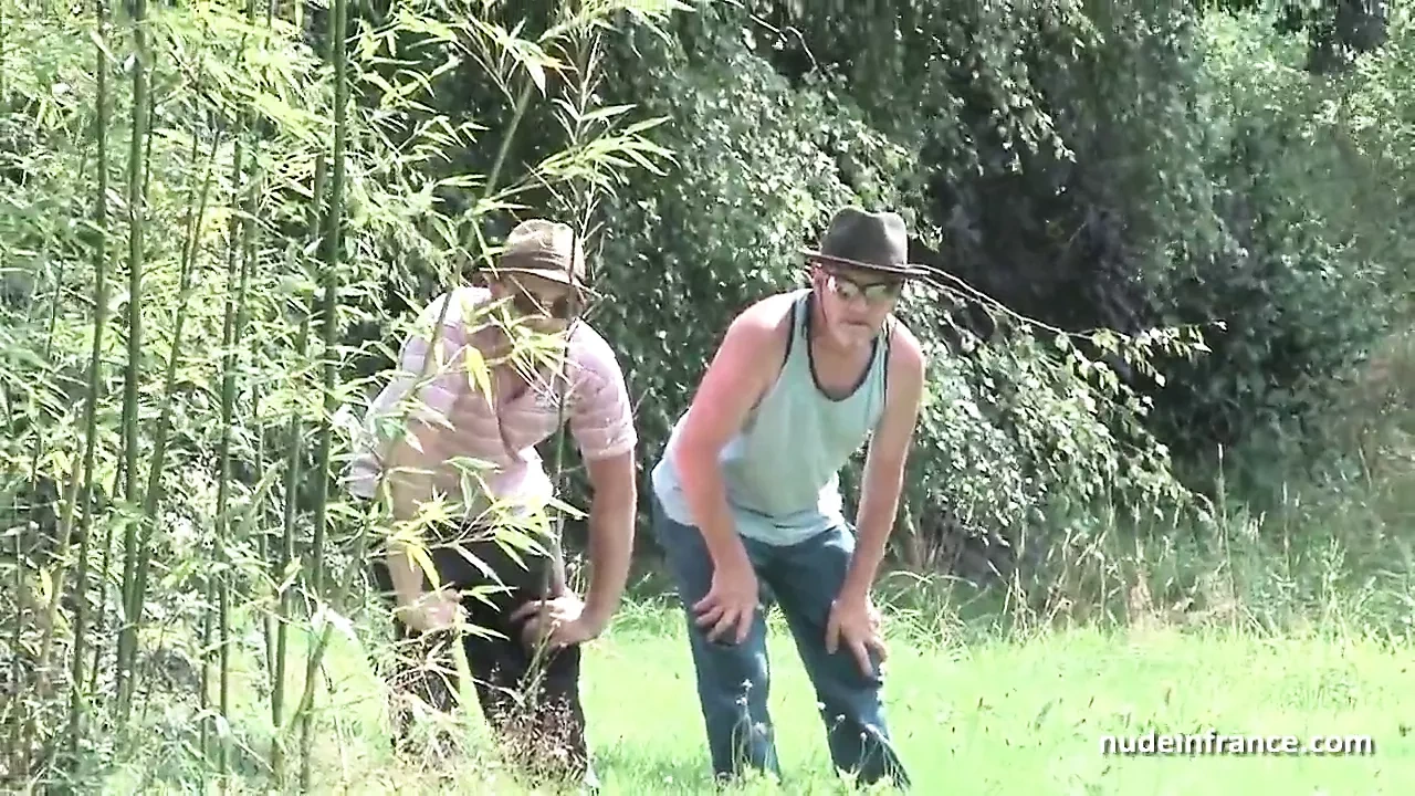 漂亮的黑发少女在户外三路被狠操