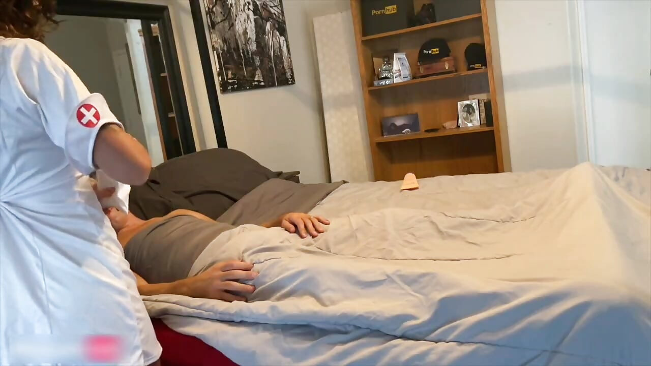 Yaramaz hemşire hastalandığında bir adamı nasıl daha iyi hissettirecek biliyor
