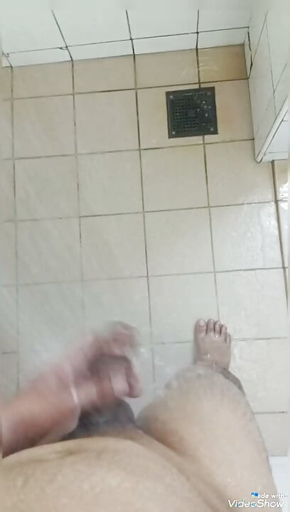 يد الزب والاستحمام