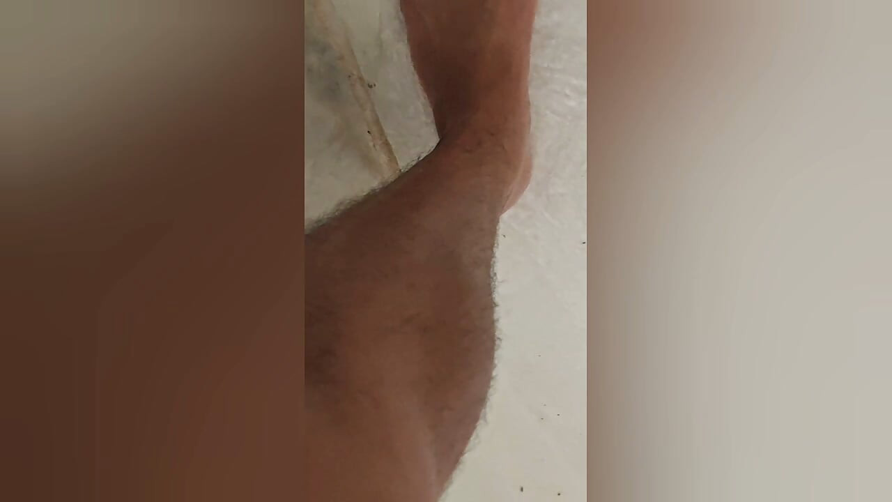 욕조에서 맨발: 젖은 감각적인 자지 자위