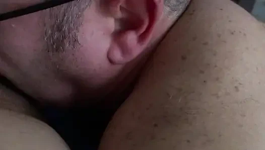 Ein saftiger Muschileck, der in einem intensiven Orgasmus gipfelt