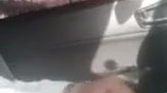 中国人パパが車の中でビデオチャットとジャーク