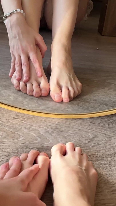 Sevimli kıyafetimle uwu bacaklı ayna azdırıyor | Klip 1