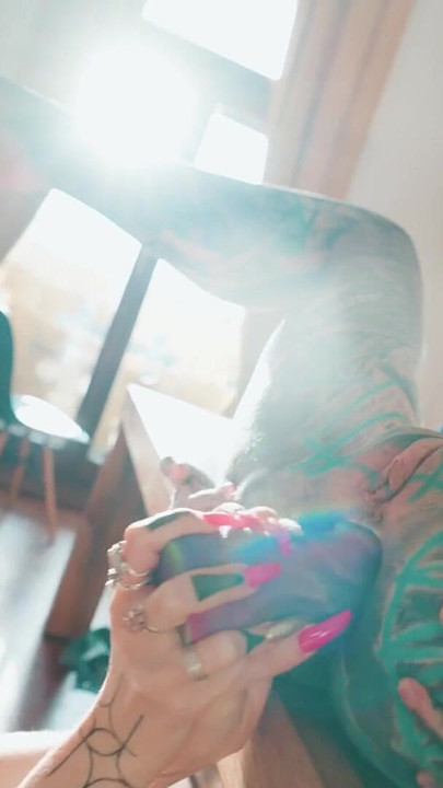 女同性戀哥特的紋身屁眼假陽具遊戲 |片段 1