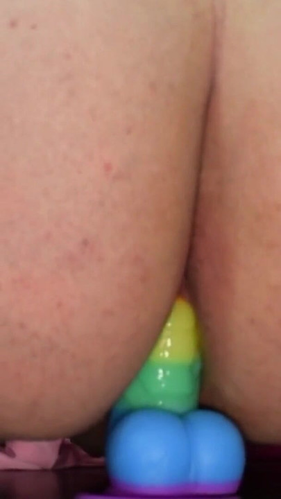 Zapanjujući trenutak iz "Trans navijačice s velikom guzicom koja jaše dildo"