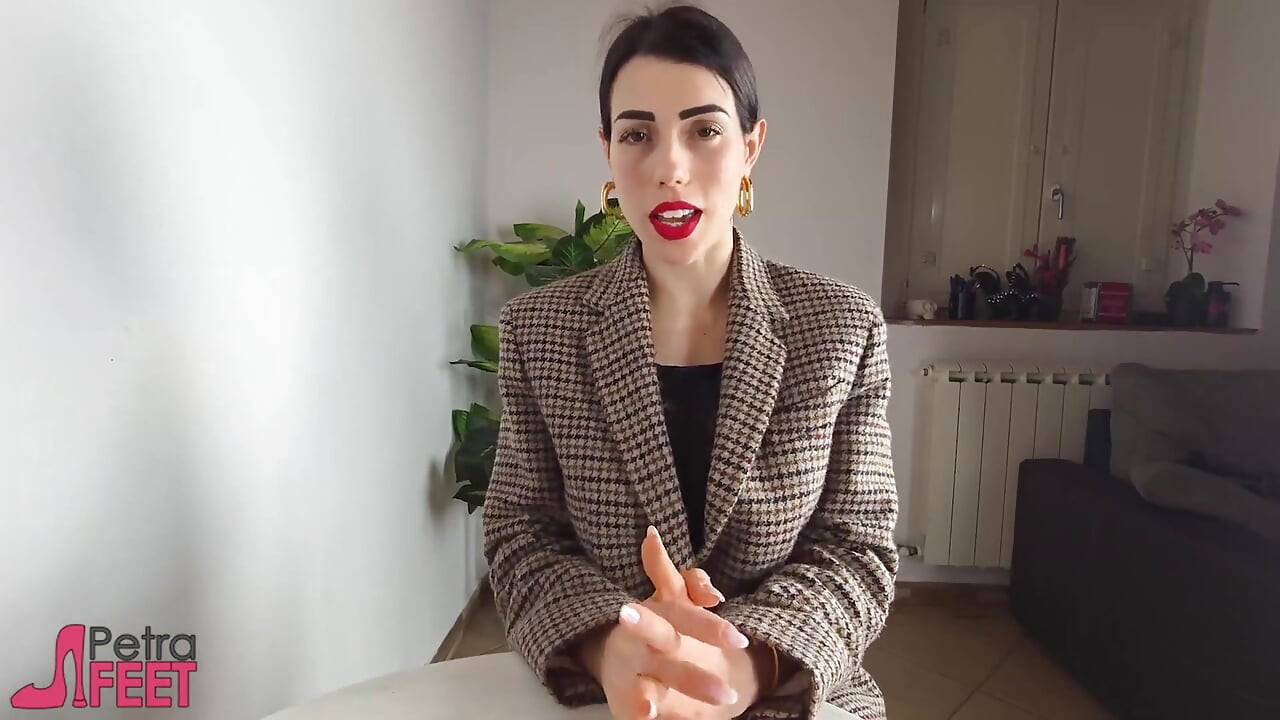 얼굴에 노란 발바닥을 문지르기 전에 창녀를 유혹하는 음란한 디바