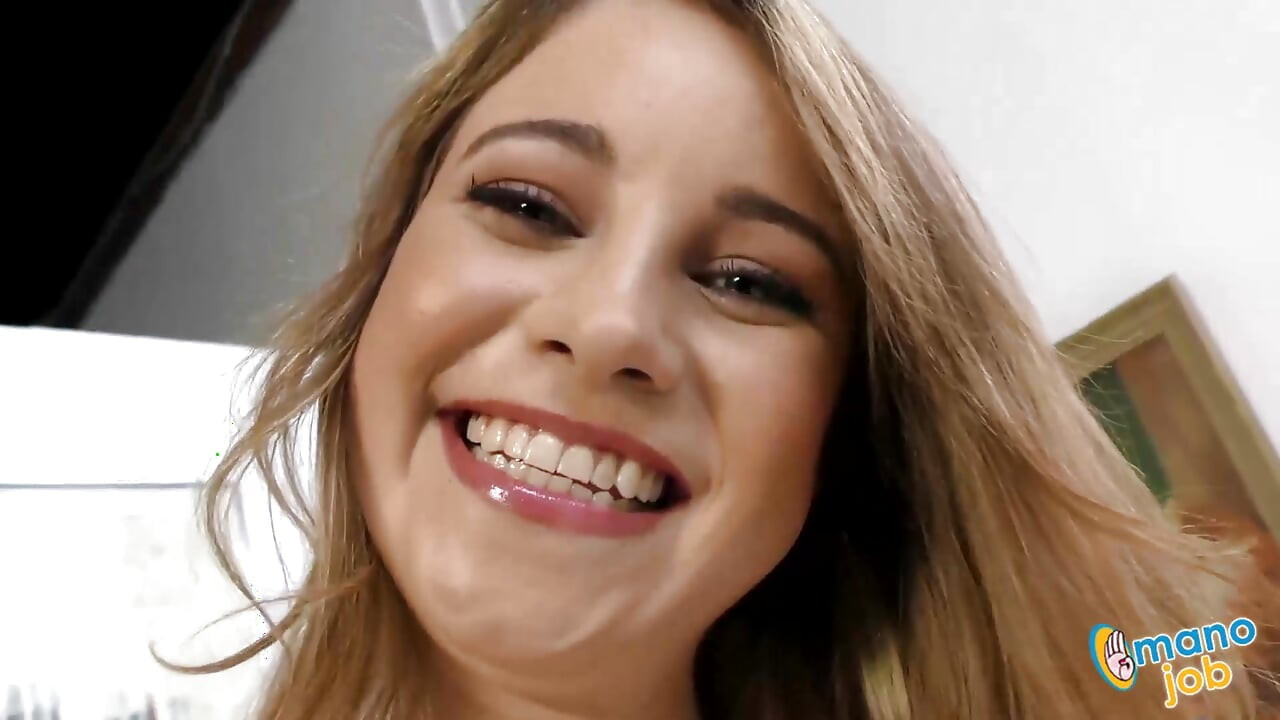 Kinsley Eden entleert und bekommt das heiße sperma ihrer stiefväter zu probieren