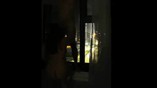 Fick und lutsche vor dem hotelfenster