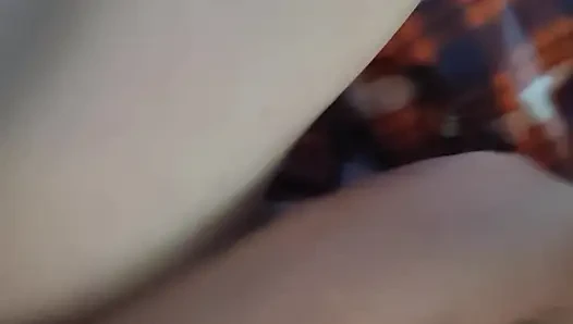 Büyük zenci evli kadın anal ve oyuncakla oynuyor