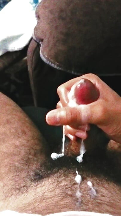 POV Hairy Bush Masturbacja - szarpanie aż do grubej kremowej spermy wybucha i kapie w krzaka