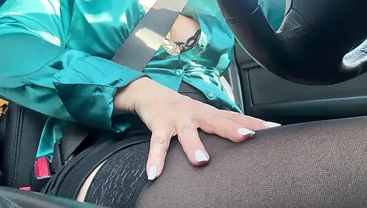 Reife heiße milf masturbiert in der Öffentlichkeit auf dem weg nach hause aus dem büro im auto
