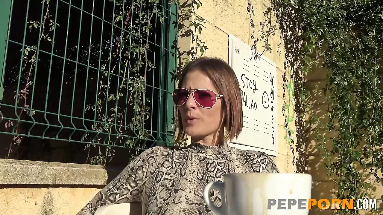 超级丰满的妈妈和一个年轻男人尝试她的第一部色情片！