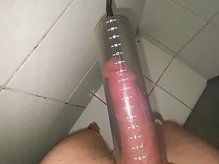 Ma demi-sœur coquine m’a surpris en train d’utiliser la pompe à pénis dans la salle de bain avec ma bite de 7 pouces et est venue partager la douche avec moi