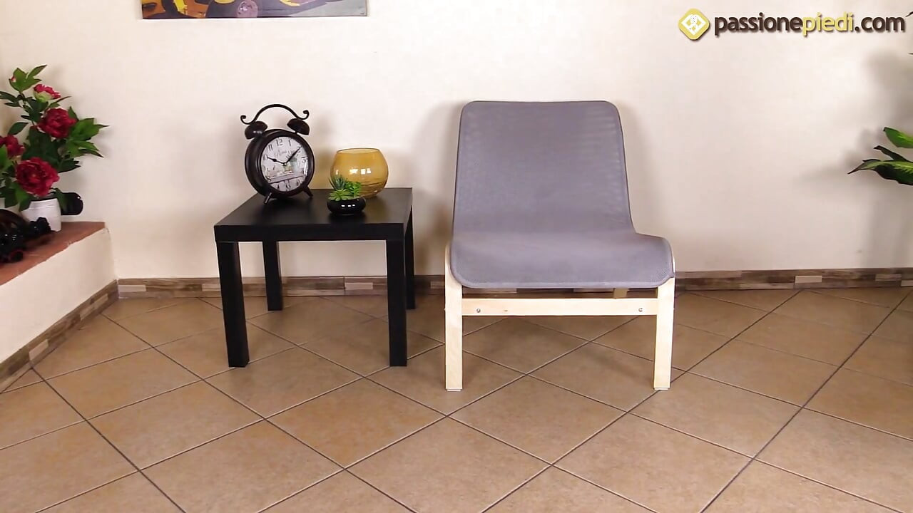 Nádherná Bianca ukazuje své nádherné nohy
