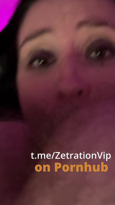 她深深地舔他的屁股，贪婪地 - 她的舌头工作，她的眼睛紧闭，然后直视。
流口水，呼吸，完全沉浸。