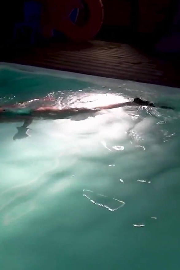 Baignade nocturne en maillot de bain en latex et masque facial complet