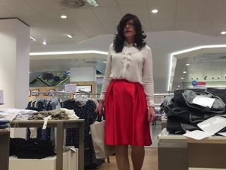 छोटी लाल साटन स्कर्ट