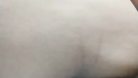 Büyük götlü kadın yarağa can atıyor zevkle çığlık atıyor