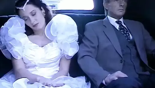 La novia cachonda se folla a su padrastro en la limusina que la acompaña hasta el altar