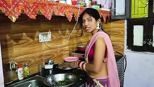 Zuzusehen, wie indische stiefmutter ein heißes bad nimmt, lässt ihren stiefsohn verrückt werden, sie zu ficken