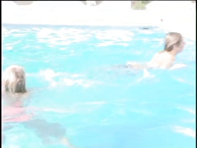 Milfs calientes en la piscina