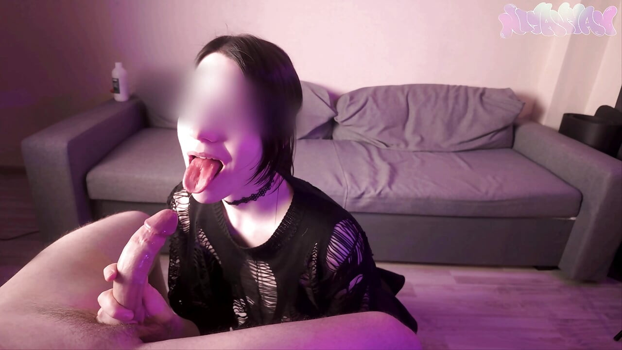 그녀는 나에게 깊은 침을 흘리는 오럴을 주었고, 나는 그녀를 열심히 따먹었다.