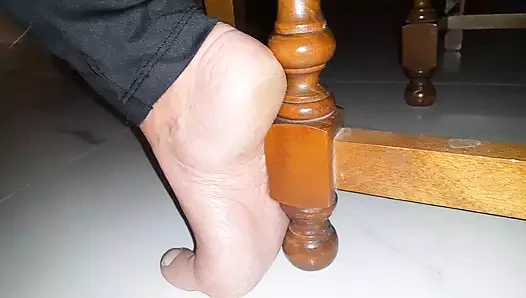 Amatör sarışın olgun evli kadın ayak fetişinin tadını çıkarıyor