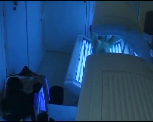 Mira cómo esta nena alemana juega con su coño en una tumbona