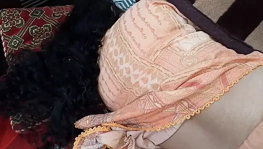 Ateşli üvey kız kardeş erkek kardeşinin boşalması için yardım ediyor