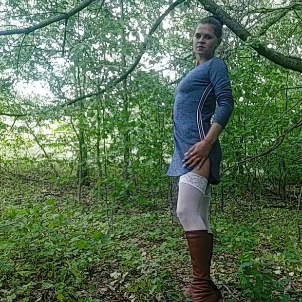 Mit einem analplug im wald masturbieren