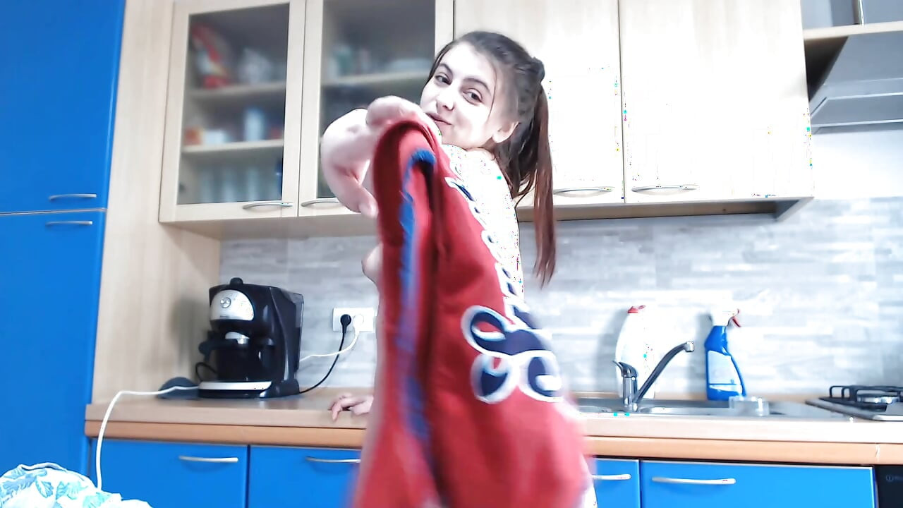 Sexy spelen in de keuken voor papa en klaarkomen zoals hij wil