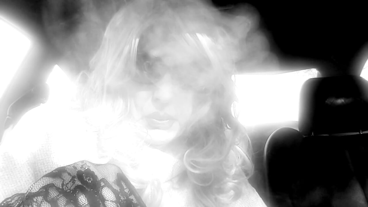 SRA. ROMAN FUMANDO MARLBORO 100'S EN SU COCHE