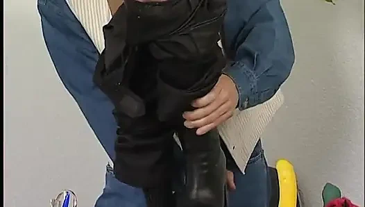 Gadis remaja rambut pirang memeknya di-fingering di kamar penuh sama dildo