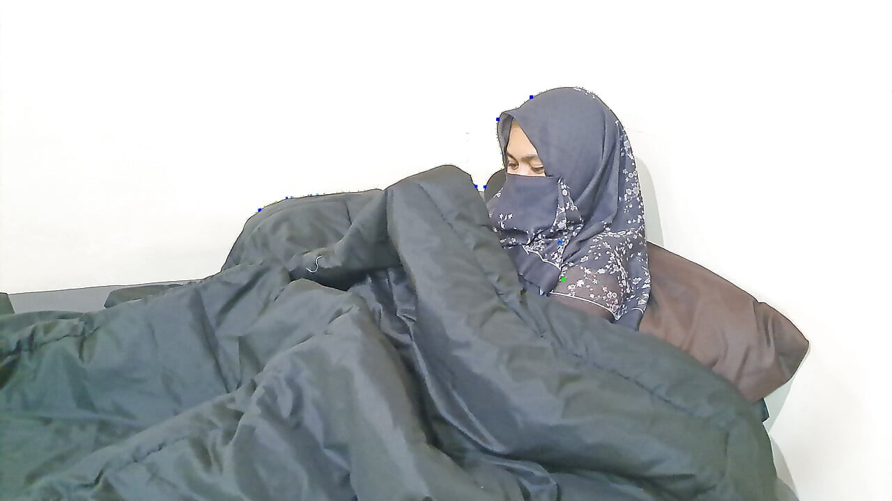 Hijaab pahni mahila sli par hastamaithun kar rahi hai.