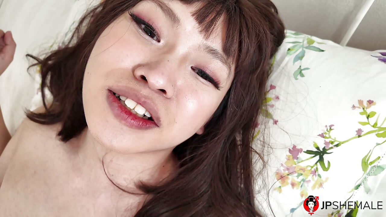 La chaude trans japonaise Yayoi Aozora baise fort avec son petit ami.