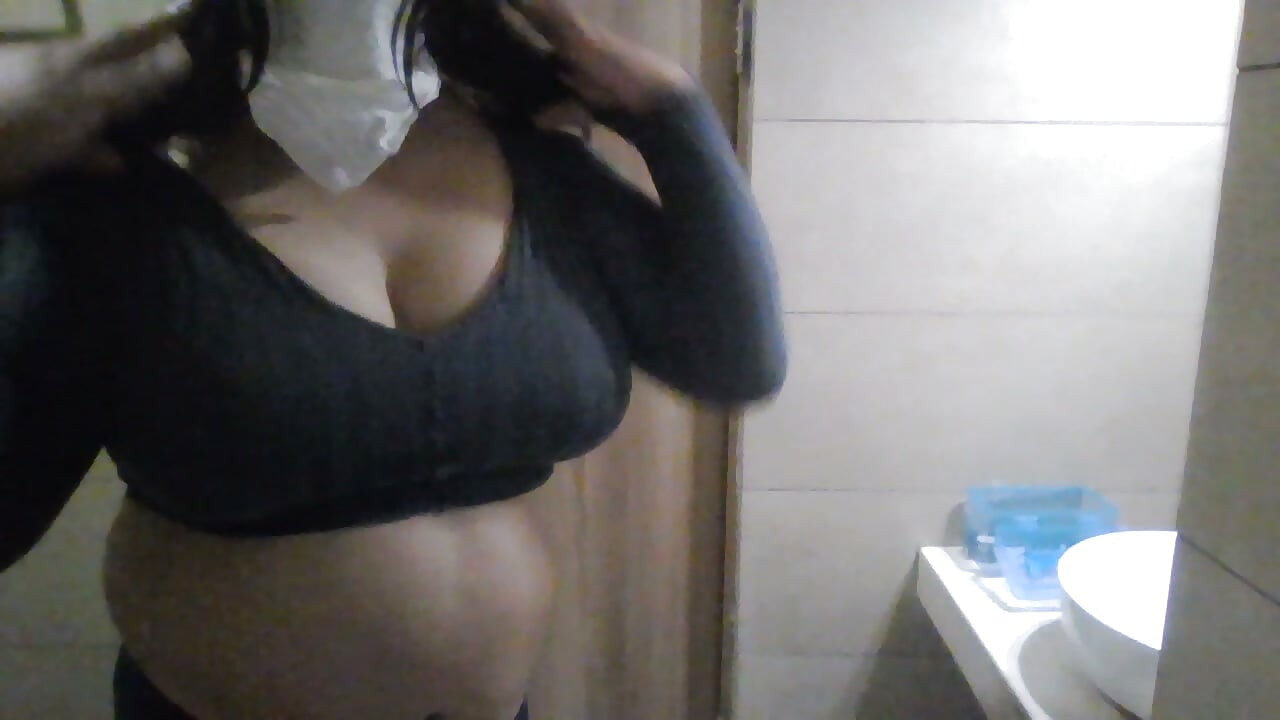 Bluzlu ve küçük ceketli Hintli travesti