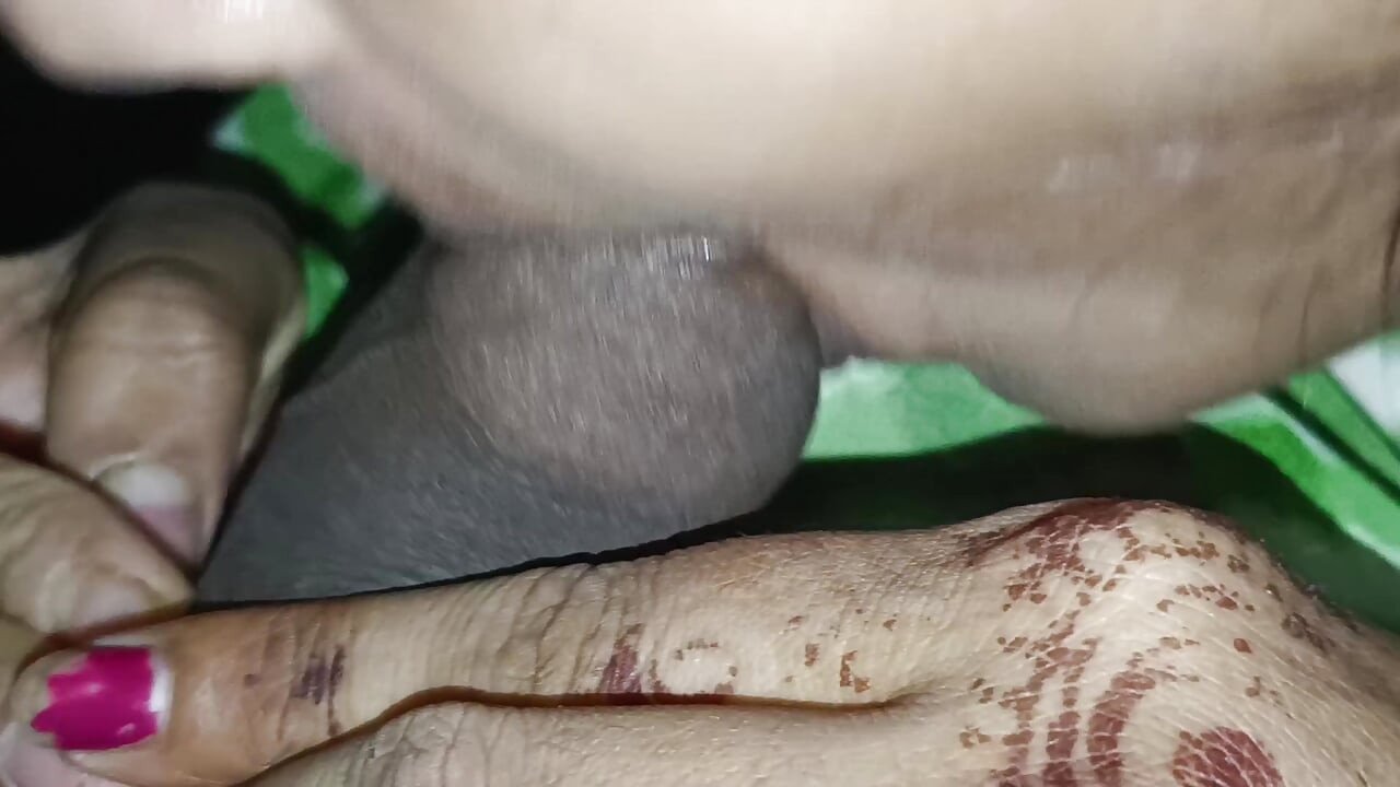 Bihari deshi Bhabi ko mast pela condom lagake