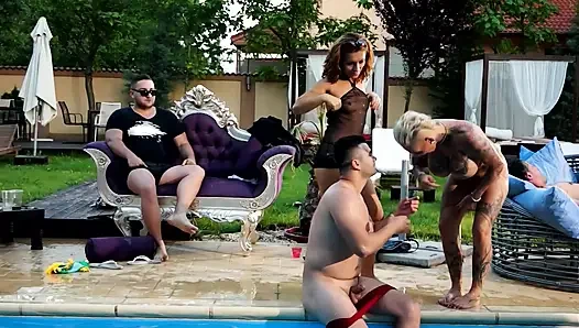 Açık Havada Çifte Penetrasyonlu Üçlü Sarışın Kızlar Havuz Kenarında Vahşi Sikişiyor