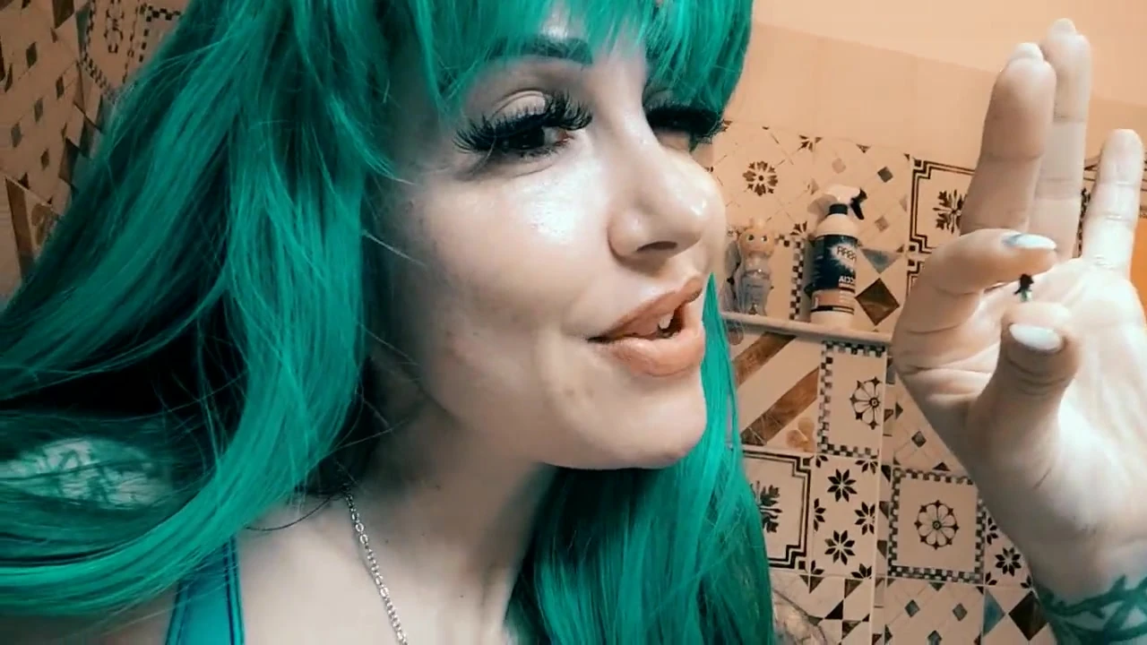 Gorgeous giantess with big jaws