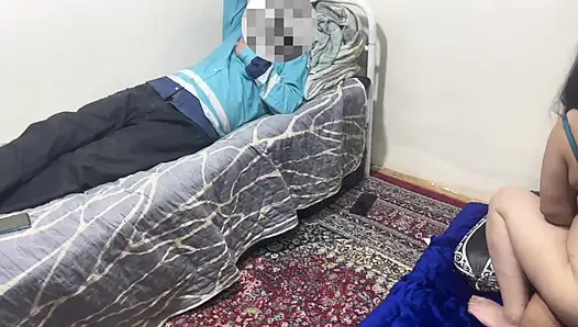 Suami selingkuh meniduri istrinya dengan pria muda