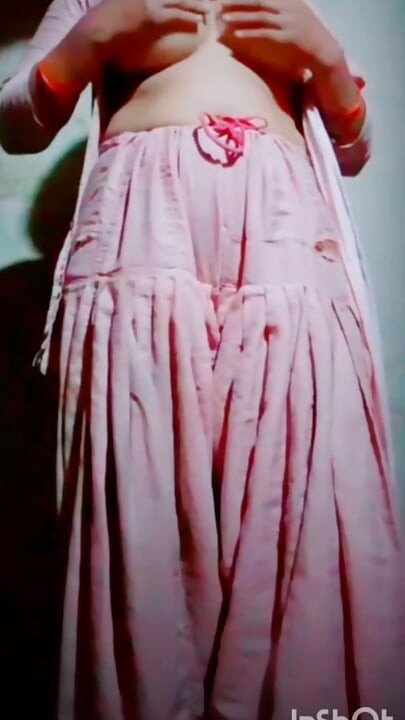 Gadis punjabi seksi ini melihat sahabatnya mencium kekasihnya. Ketika sahabatnya mencium kekasihnya,