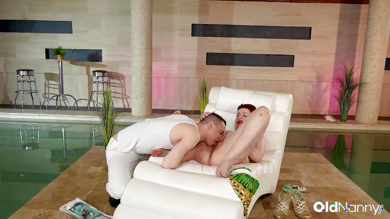 Oldnanny - pelirroja madura follada por hombre junto a la piscina