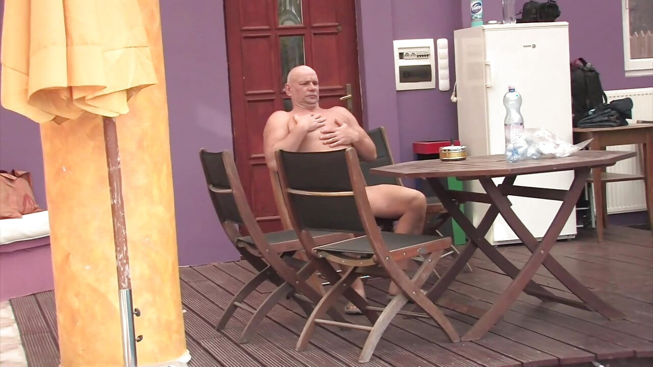 60-jarige oma neukt in de tuin