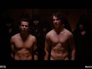 Skylar Astin, scènes de film nues et sexy