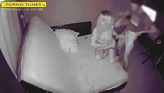 Aldatan evli kadın gece geç saatlerde genç komşusu tarafından dölılıyor