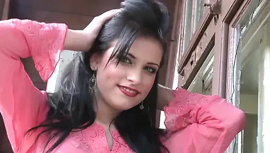 Sexy babe loves posing for the camera outdoors