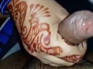젖꼭지를 드러내고 자지를 문지르는 섹시한 델리 여성