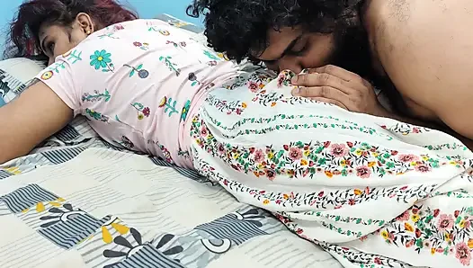 Eteğin içinde ateşli göt öpücüğü romantizmi
